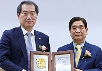 Gyeong-IL Choi, the chairman of Hana Pharm, received ‘Achievement Award for Development of SNU College of Pharmacy’